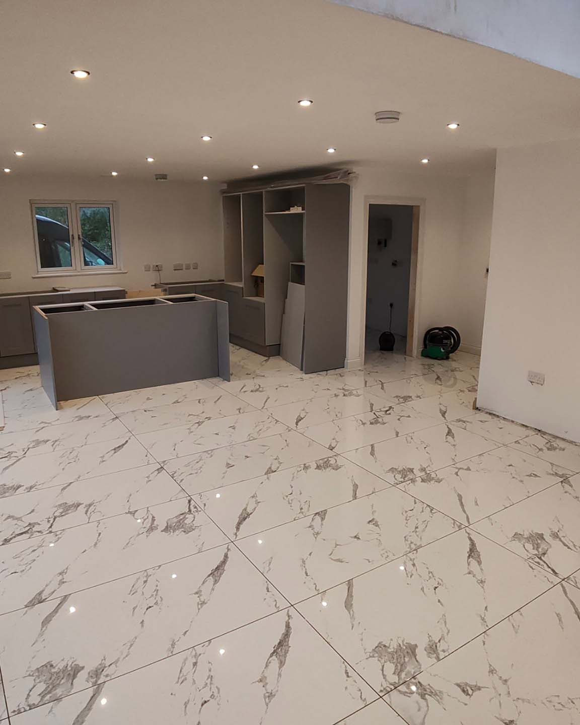 Large kitchen tiles with stone effect
