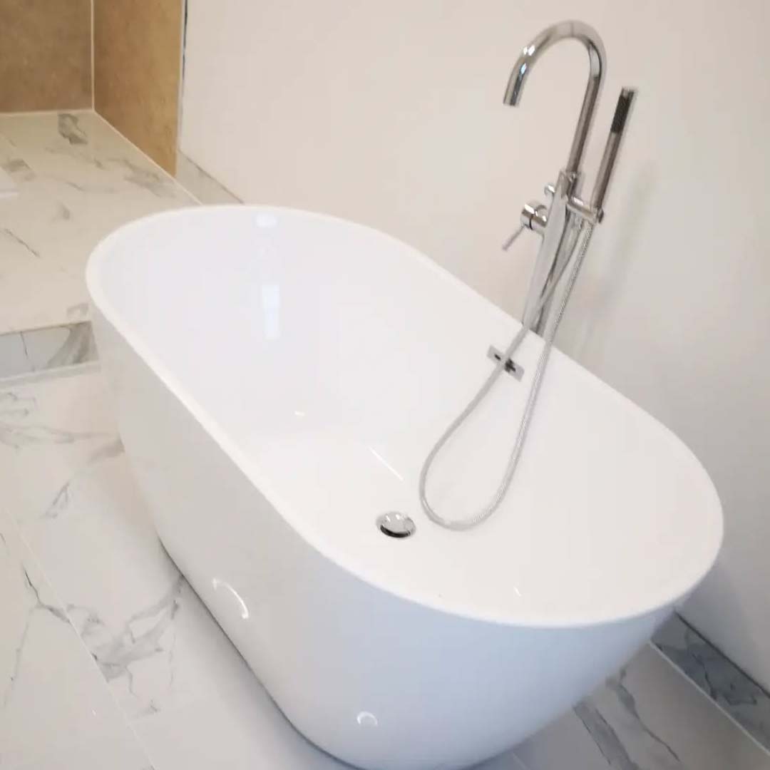 Oval free standing bath